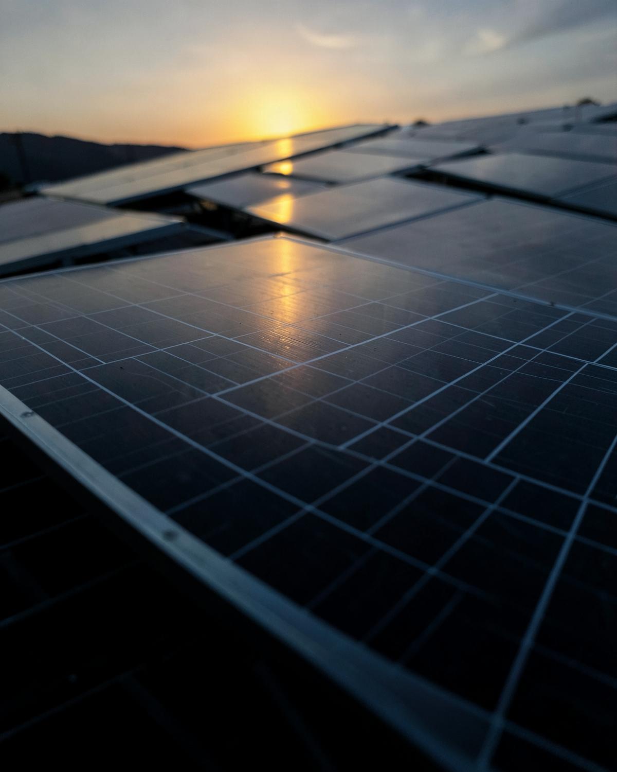 Pannelli fotovoltaici al tramonto — immagine tematica